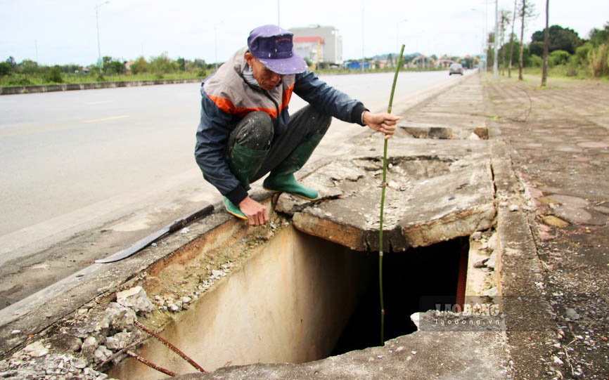 “Nhiều đoạn cống mất nắp, vỡ nát do xe tải chèn lên cả năm nay nhưng không được sửa chữa. Xe đạp, xe máy hay người đi bộ mà rơi xuống thì rất nguy hiểm“, ông Dương Văn Lợi - người dân phường TP Sông Công cho hay.