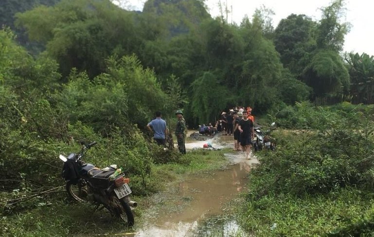 Lực lượng chức năng vẫn đang tiếp tục tìm kiếm nạn nhân mất tích. Ảnh: Duy Chiến.