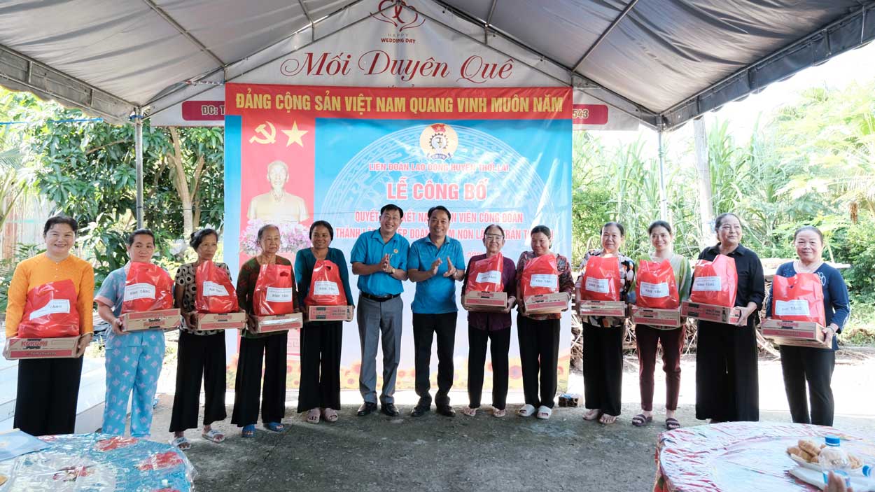 Give gifts to union members. Photo: Thoi Lai District Labor Confederation