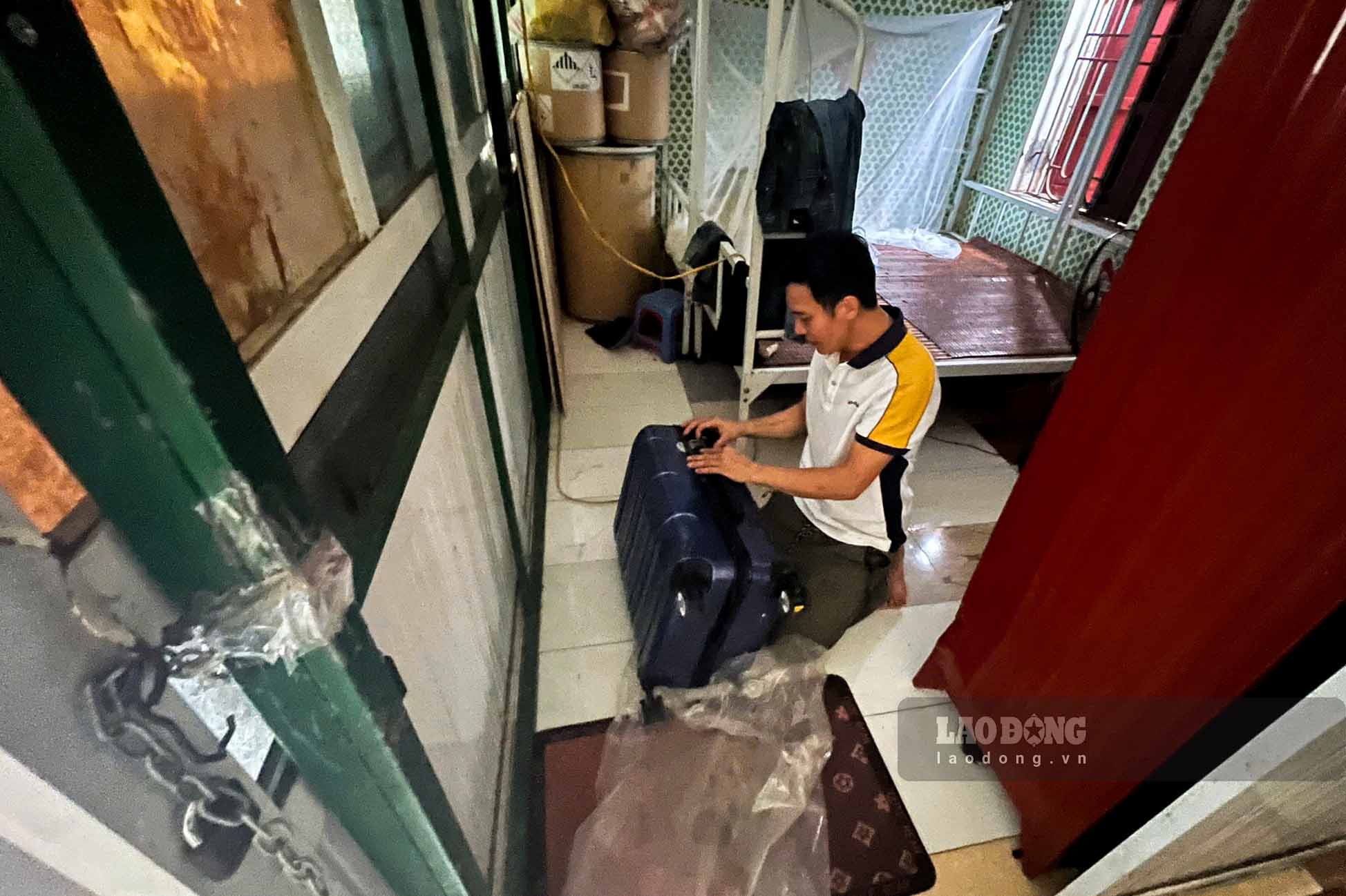 Mr. Dung's makeshift life in the illegally built "hut" inside the TNR Stars Dong Van project (Duy Tien, Ha Nam). Photo: Reporter Group.