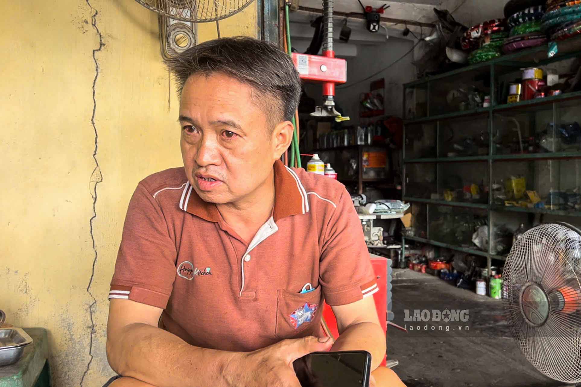 Mr. Nguyen Huu Quang (Phu Xuyen district, Hanoi city) with red eyes, shared with Lao Dong newspaper reporter and is one of more than 1,600 customers "stuck" at TNR Stars Dong Van project. Photo: Reporter team.