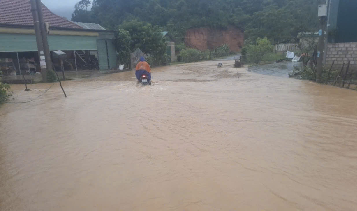 A flooded point on provincial road 141B (Ta Leng - Muong Phang road) in Dien Bien Phu city.