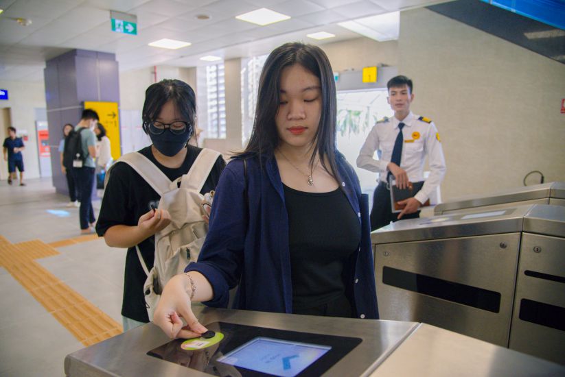 Passengers swipe their ticket card at the control gate when entering and return the ticket card at the end of the journey. Illustration photo: Quyen Pham