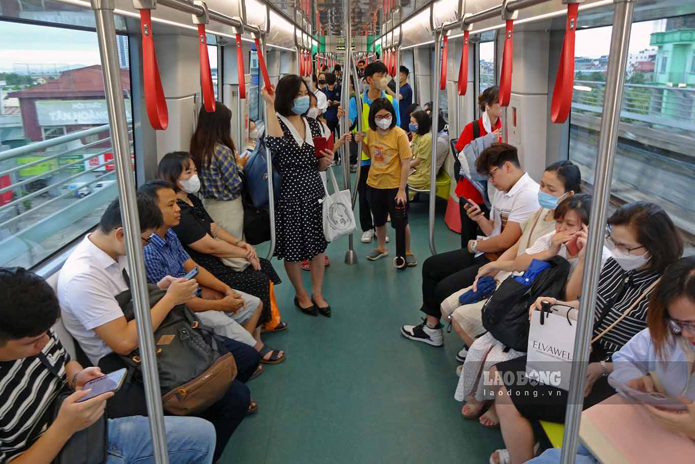 The number of passengers using the Nhon - Hanoi metro train as a means of daily transportation has begun to increase. Photo: To The