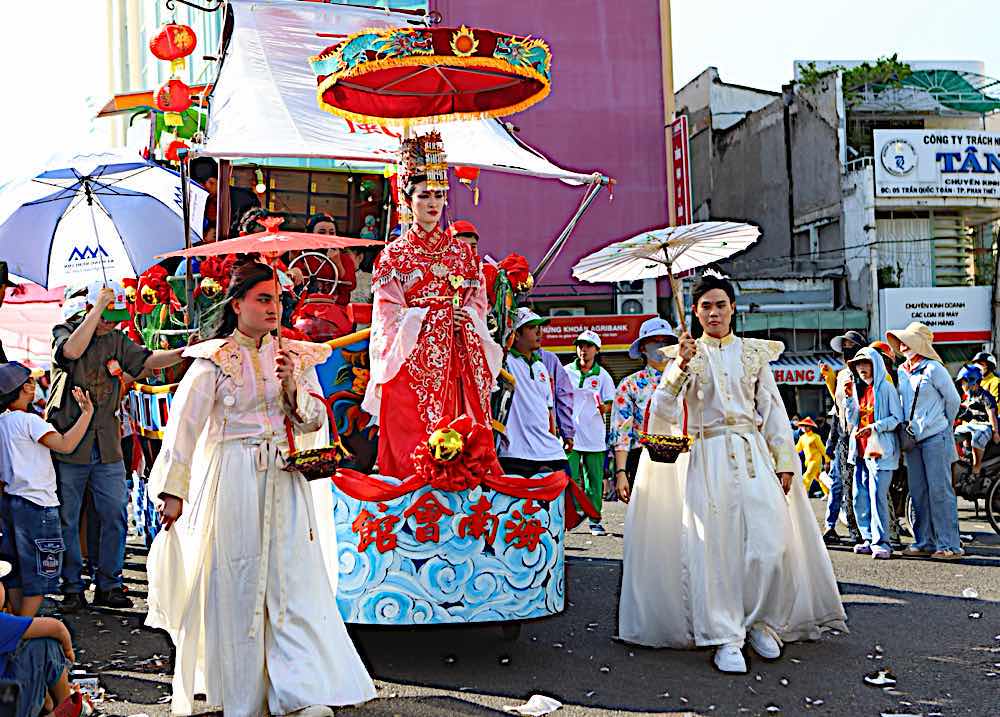 The float carrying the characters leads the parade of the Assembly Halls. Photo: Duy Tuan