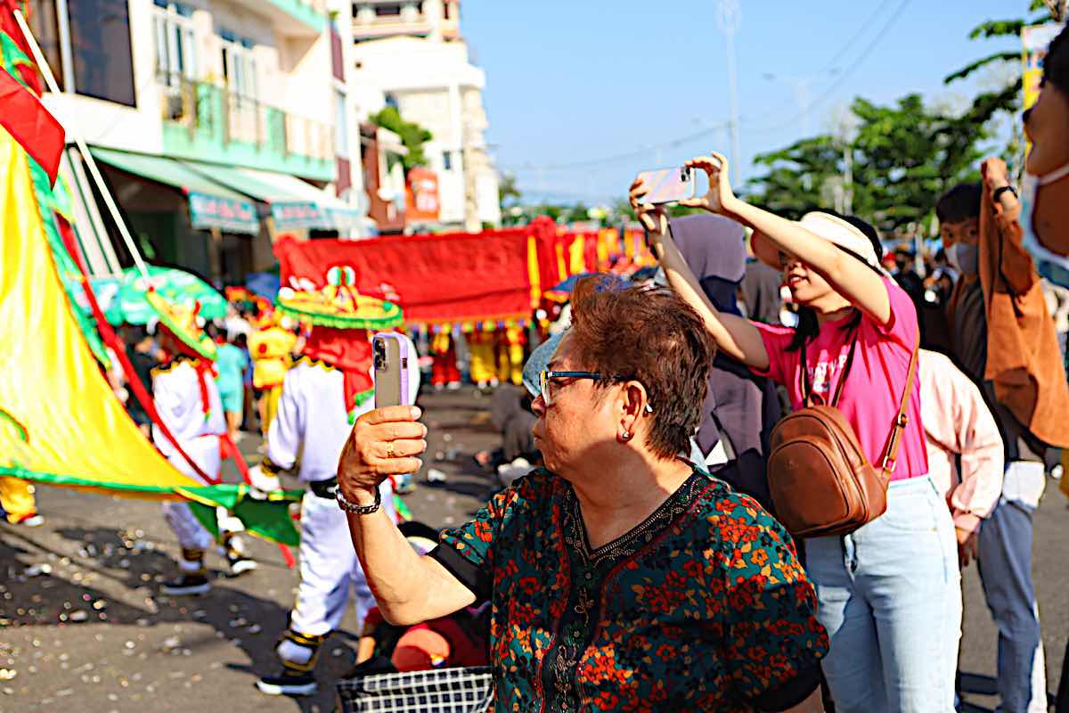 People enjoy taking photos to save memories. Photo: Duy Tuan