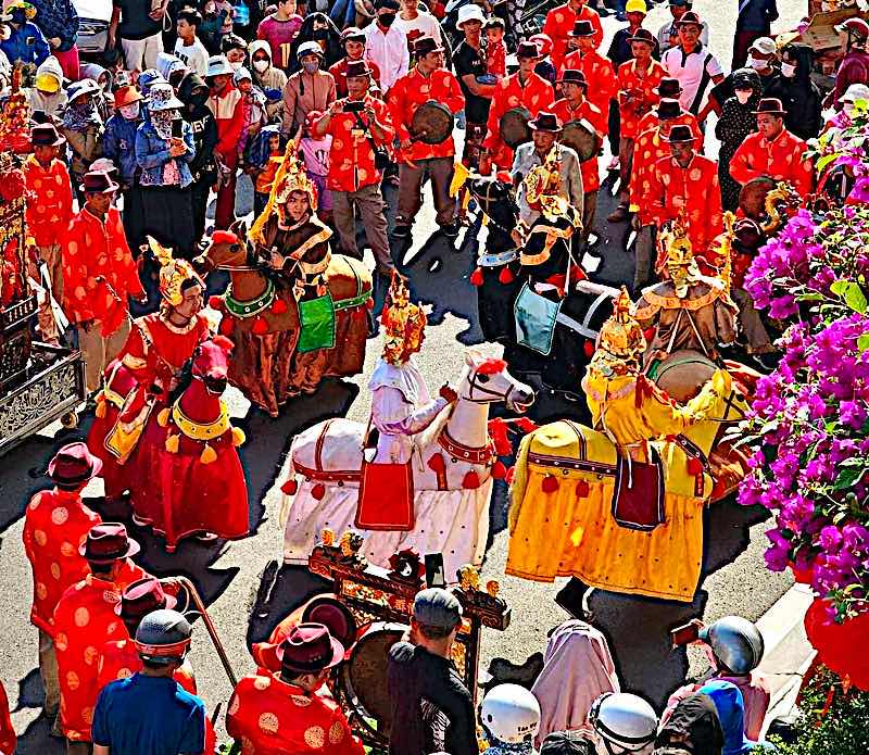 Multi-color on the streets of Phan Thiet during the festival. Photo: Duy Tuan