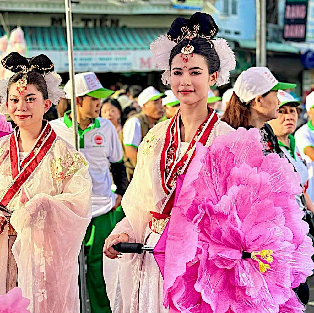 Girls in the role of fairies. Photo: Pham Duy