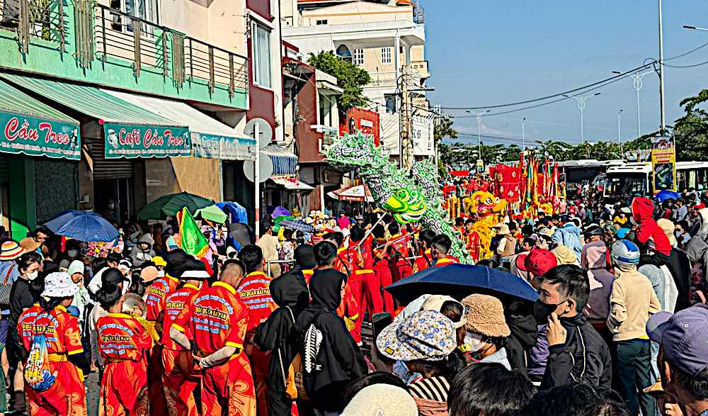 A large number of people stood and watched Nghinh Ong depart. Photo: Duy Tuan