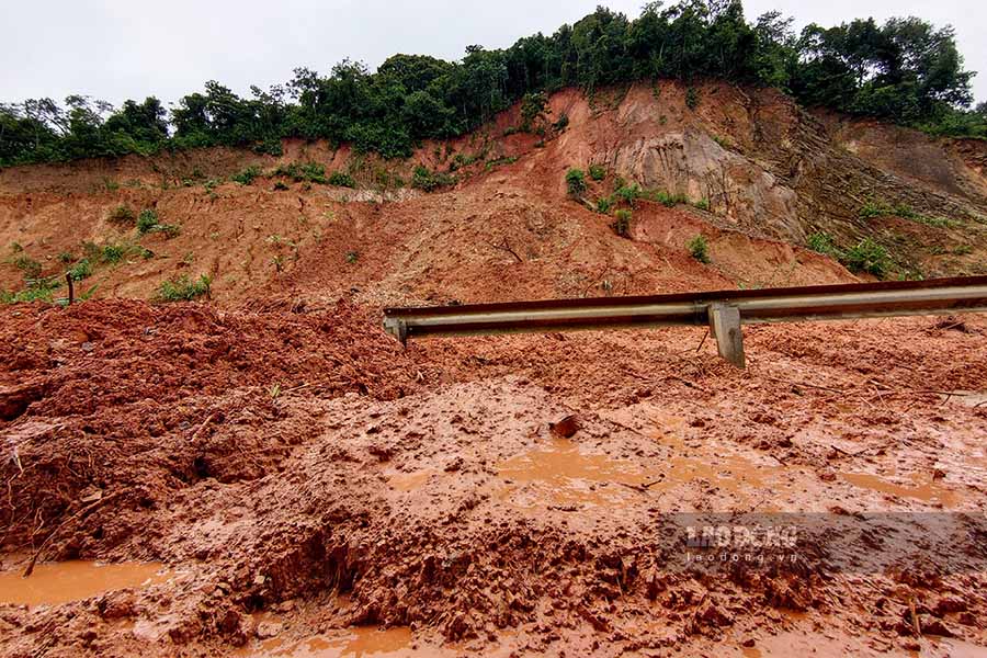 At Km49+050, National Highway 279, the section passing Na Tau commune, Dien Bien Phu city, the volume of landslides was estimated to be up to 1,000m³, completely burying the road surface.