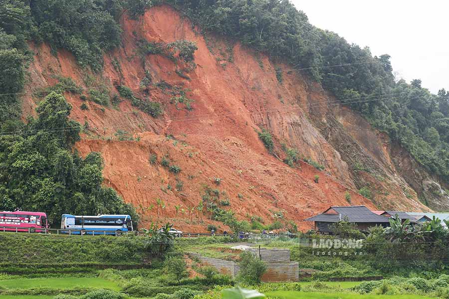 According to the reporter of Lao Dong Newspaper, rocks and trees fell from the road, burying the road surface, obstructing traffic. The volume of landslides directly affected 5 households living along the road.