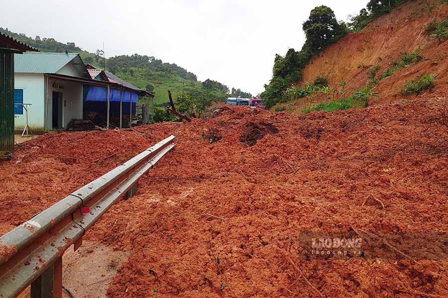 Ms. Ca Thi Dien - a resident living near the landslide area in Xom village, Na Tau commune - said: "Around 8:30 a.m., the sound of landslides hitting the road was terrible. We panicked and ran out. Luckily, the whole family is safe."