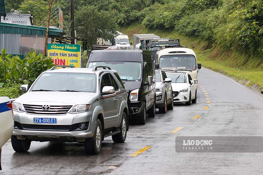 Vehicles lined up for many hours because they could not get through the landslide.