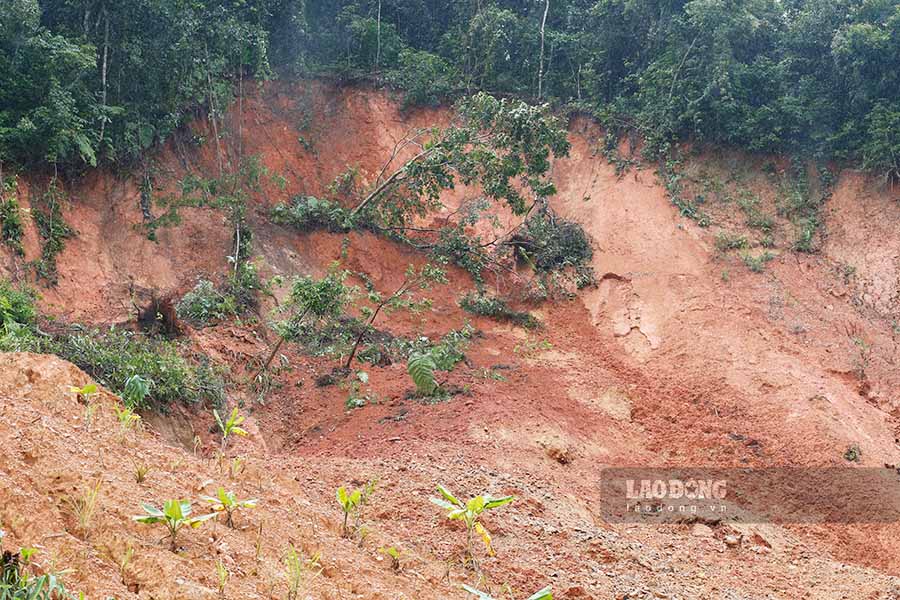 At km33+400, National Highway 279, in Pa Tra village, Ang To commune, Muong Ang district, with a length of over 300m, the water was nearly 1m deep, causing many difficulties for vehicles.