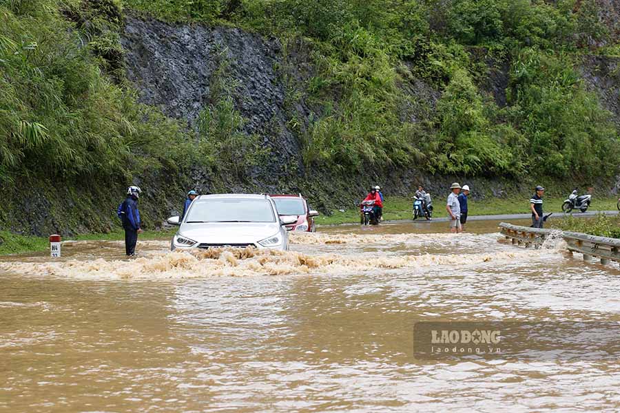 Authorities are urgently working to fix the traffic jam.