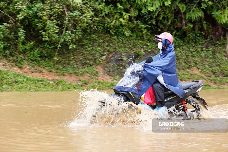 "At 11:30 a.m. at the landslide point km49+050, the road was temporarily opened for vehicles to pass through" - Mr. Huy said.