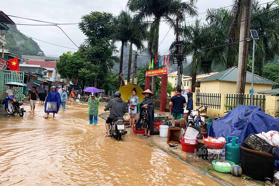 Trận mưa lớn kéo dài từ đêm 24 đến sáng 25.8 đã khiến mực nước ở các sông, suối tại Điện Biên dâng cao. Nhiều hộ gia đình tại xã Búng Lao, huyện Mường Ảng phải di dời tài sản đến nơi an toàn.