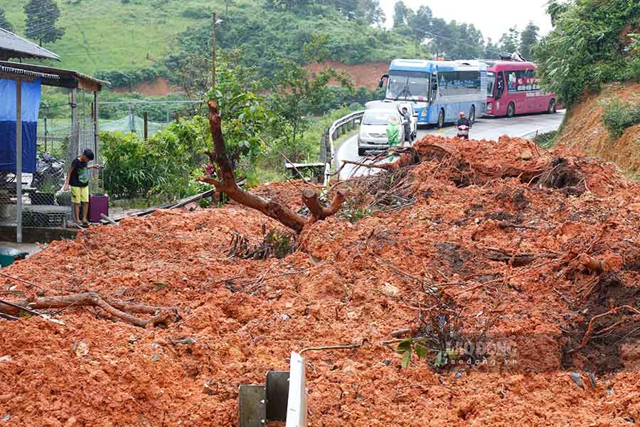 Traffic on National Highway 279 - the main road connecting Dien Bien province with the lowland provinces - was paralyzed due to many serious landslides.