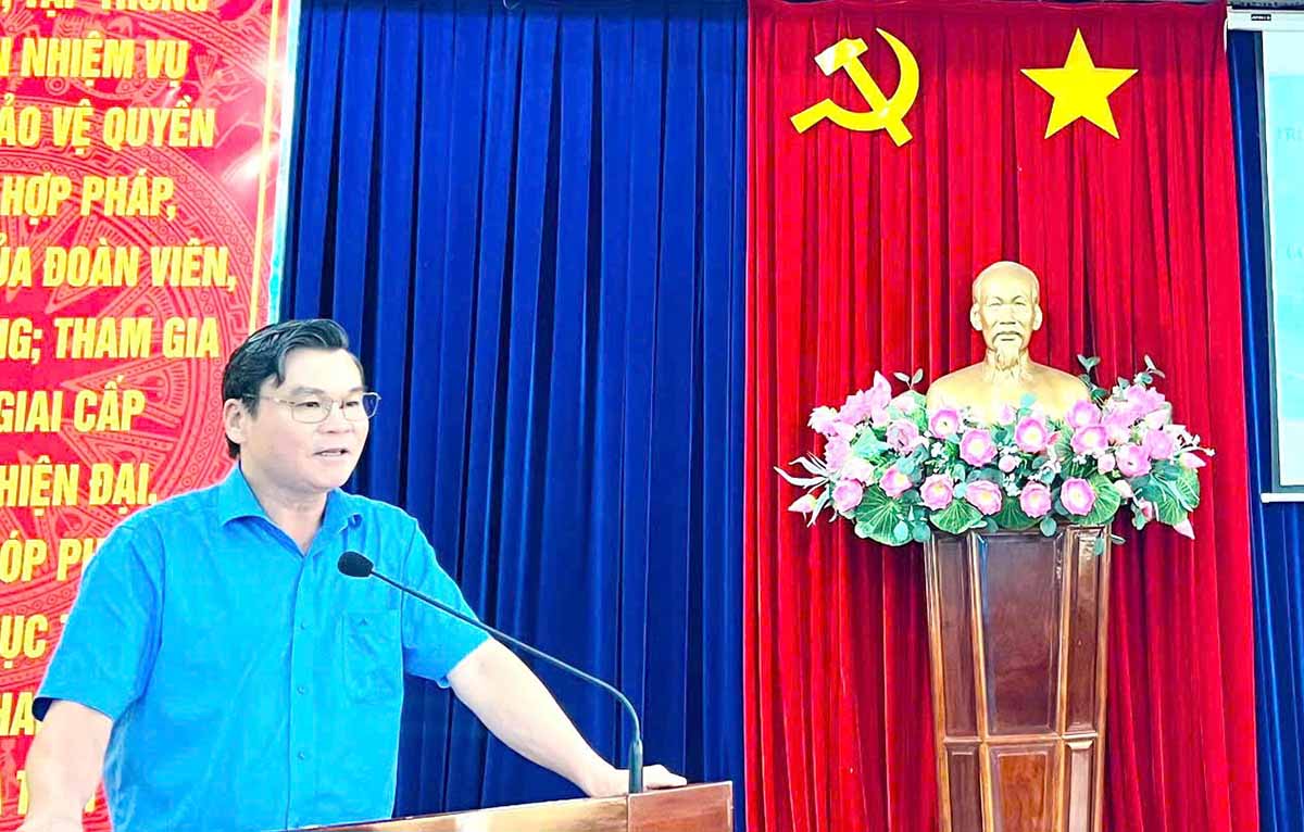 Vice Chairman of the Provincial Labor Confederation Nguyen Van Sang spoke. Photo: Provided by Binh Phuoc Provincial Labor Federation.