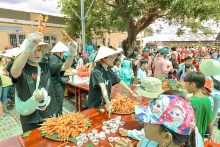 Học trò vùng sâu được tham gia bữa tiệc tự chọn với giá 0 đồng. Ảnh: Xuân Nhi