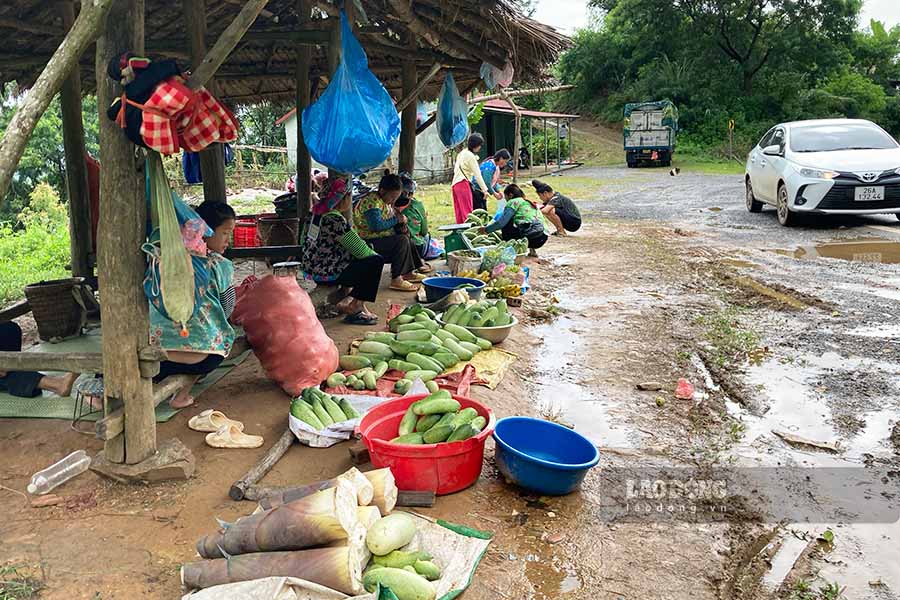 People at the top of Pha Din pass sell products along the road.