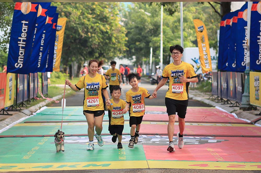 This is the first running race with pets held in Vietnam. Photo: Greenhat