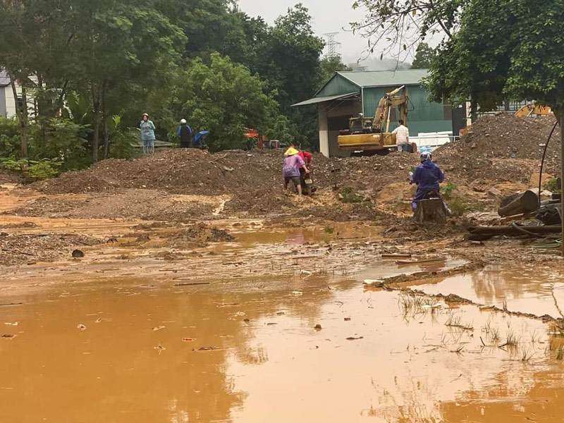 Đất đá từ những quả đồi liên tục sạt xuống, Người dân xóm Nà Roác 1 cho biết, đoạn đường này trước đây đi lại bình thường. Năm 2023, 4 hộ dân đang ở trên đỉnh đồi đã thỏa thuận với 1 chủ máy xúc gần đó, tiến hành san gạt đồi, tỷ lệ chia 50/50. Sau khi san gạt mỗi khi mưa xuống vị trí này thường xuyên xảy ra sạt lở, uy hiếp tính mạng của mọi người, phương tiện lưu thông qua đây. Ảnh: Người dân cung cấp.