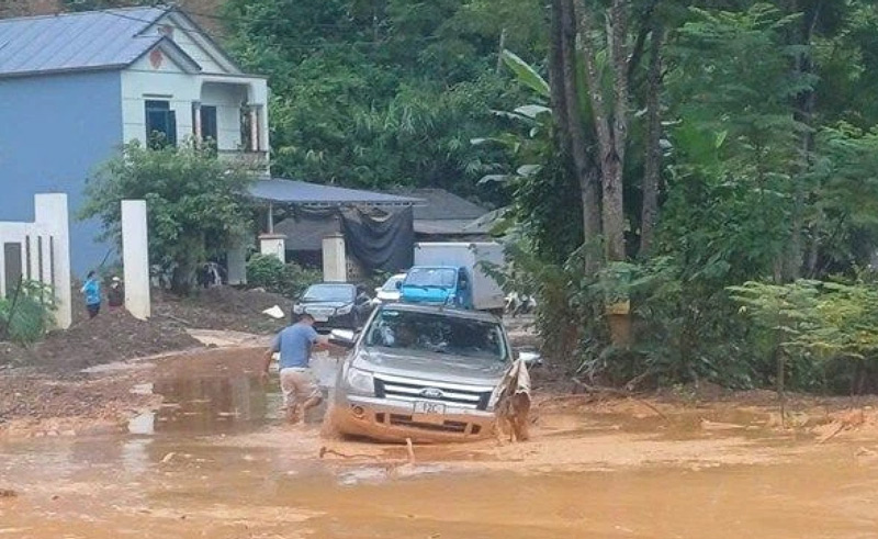 Quốc lộ 3 sạt lở, giao thông Cao Bằng - Bắc Kạn tê liệt. Ảnh: Người dân cung cấp.
