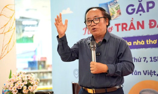 Nhà thơ Trần Đăng Khoa trong buổi giao lưu, gặp gỡ khán giả tại Nhà sách Tân Việt (Hà Nội). Ảnh: BTC