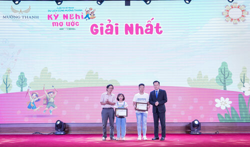 Ban giám khảo cuộc thi trao 2 giải Nhất cho 2 tác giả nhí. Ảnh: BTC