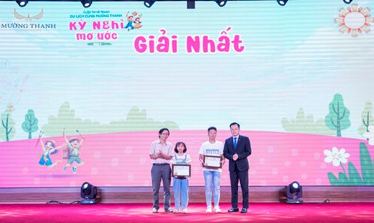 Ban giám khảo cuộc thi trao 2 giải Nhất cho 2 tác giả nhí. Ảnh: BTC
