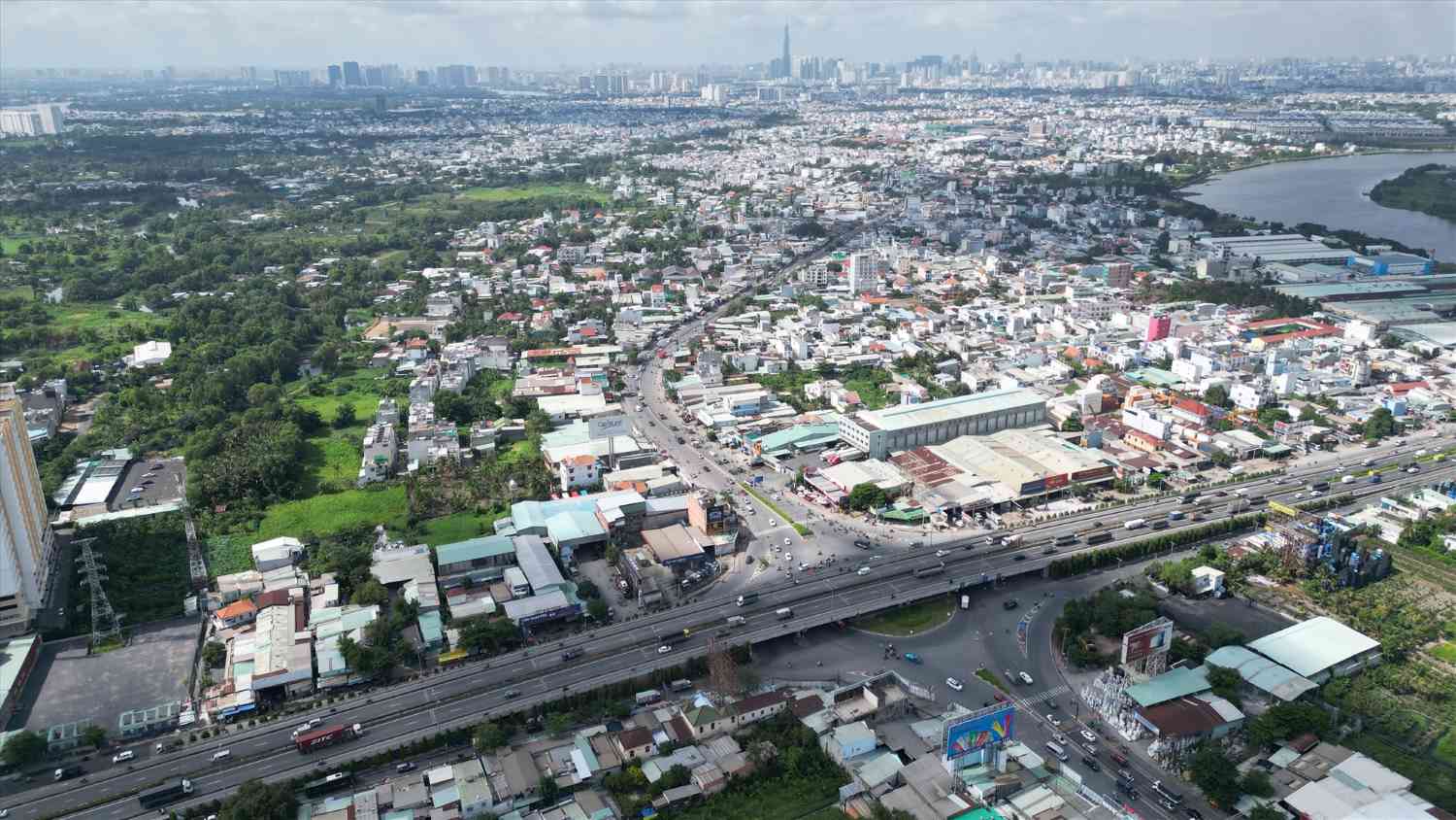 Highway 13 directions from the overpass at Binh Phuoc intersection to the center of Ho Chi Minh City. Photo: Mr. Tu