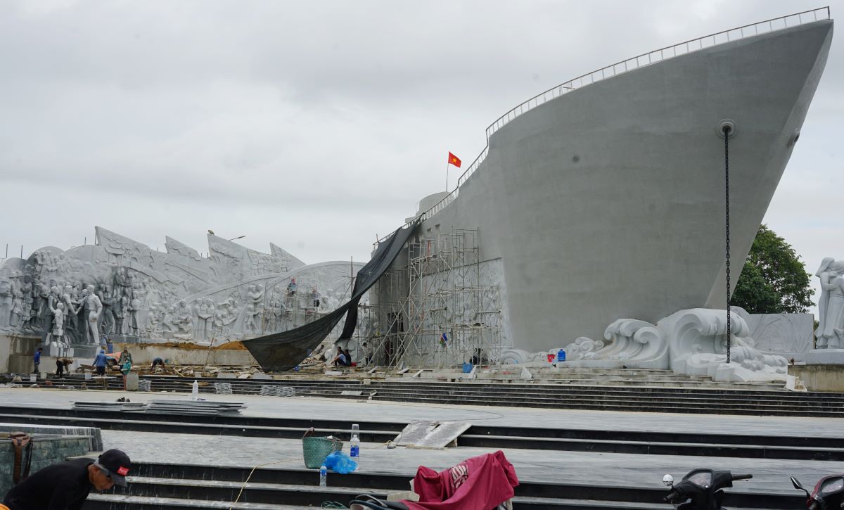 Towards the 70th anniversary of welcoming compatriots, officers, soldiers and students from the South to the North, the construction unit is currently rushing to complete the remaining small items. Photo: Quach Du