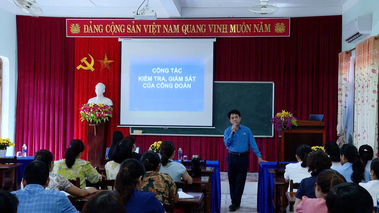 70 cán bộ tại huyện Lệ Thủy được tập huấn bồi dưỡng nghiệp vụ công đoàn. Ảnh: T. Cao