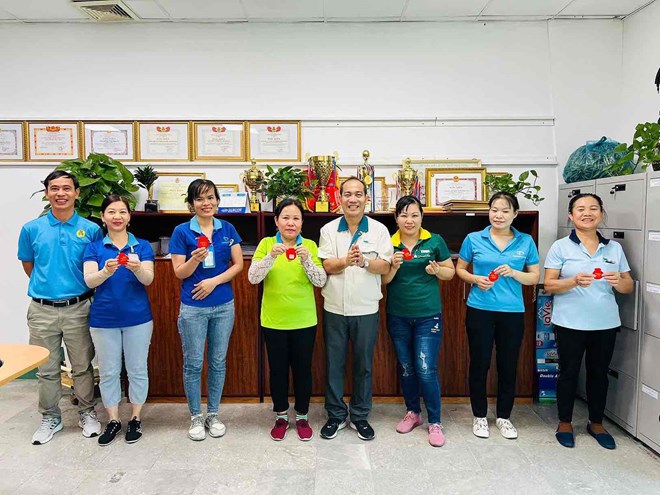 Công ty Cổ phần TKG Taekwang Vina tặng gần 50 nhẫn vàng 9999 cho công nhân. Ảnh: Hà Anh Chiến