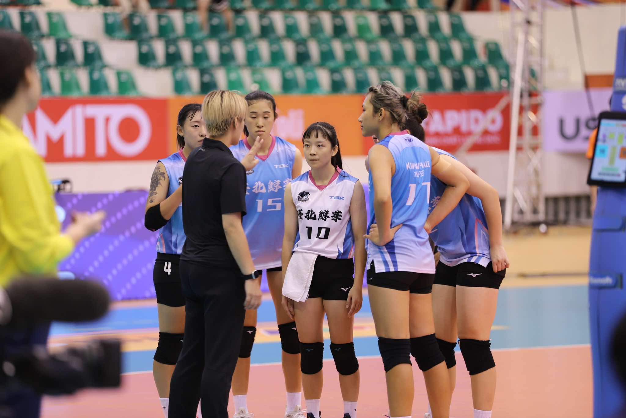 King Whale is led by coach Teng Yen-min. The team's predecessor was Attack Line - where Tran Thi Thanh Thuy played for 2 years. Thanh Thuy was also a student of Teng Yen-min during this time.