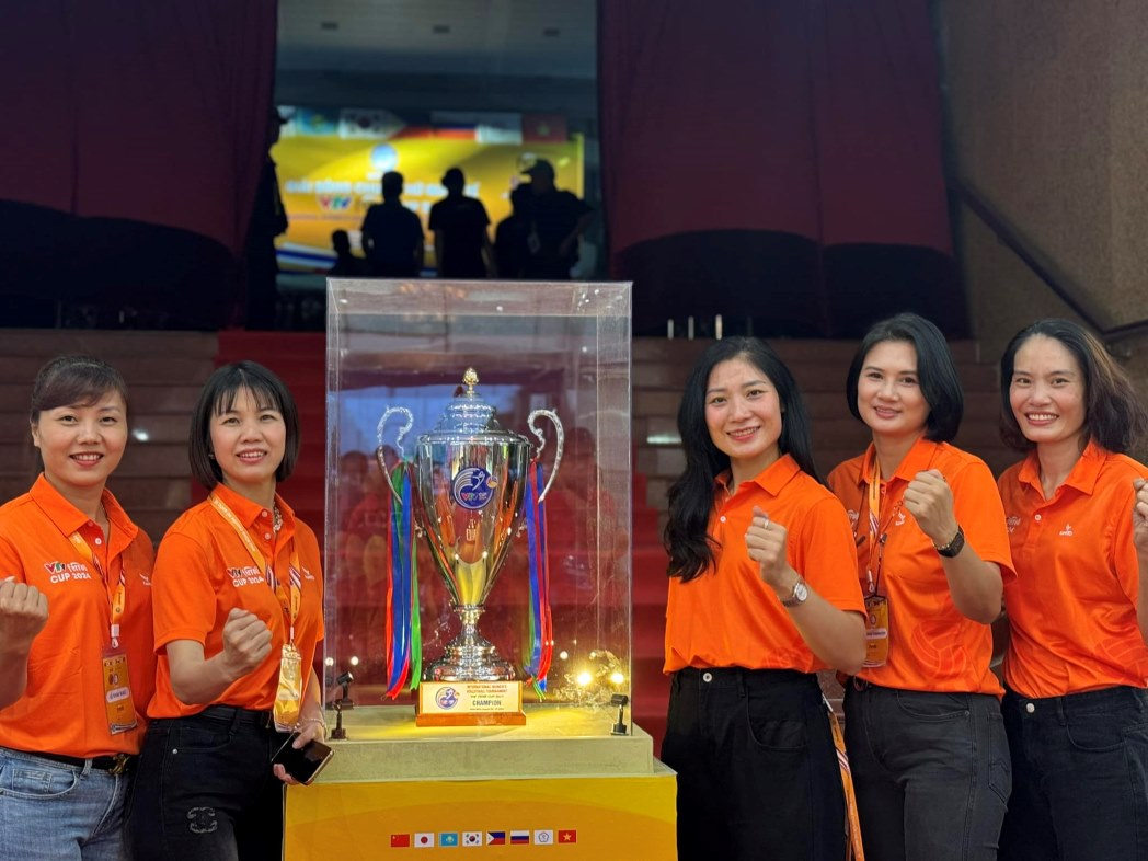 Nguyen Thi Xuan (far right) took a photo with a group of former Vietnamese women's volleyball players. Photo: FBNV