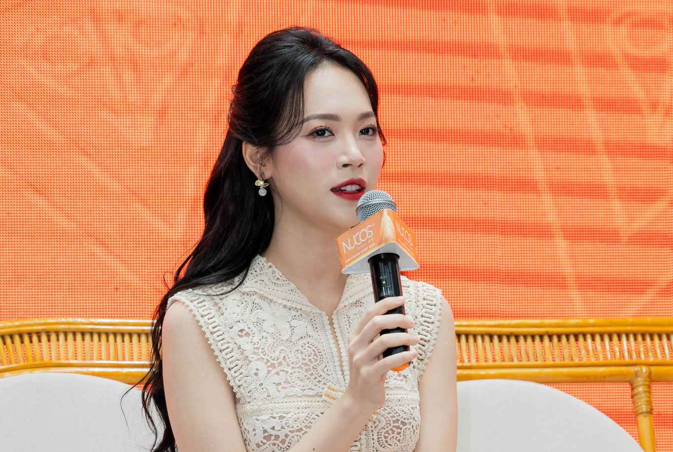 Á hậu Trịnh Thùy Linh tốt nghiệp thủ khoa. Ảnh: NSX.