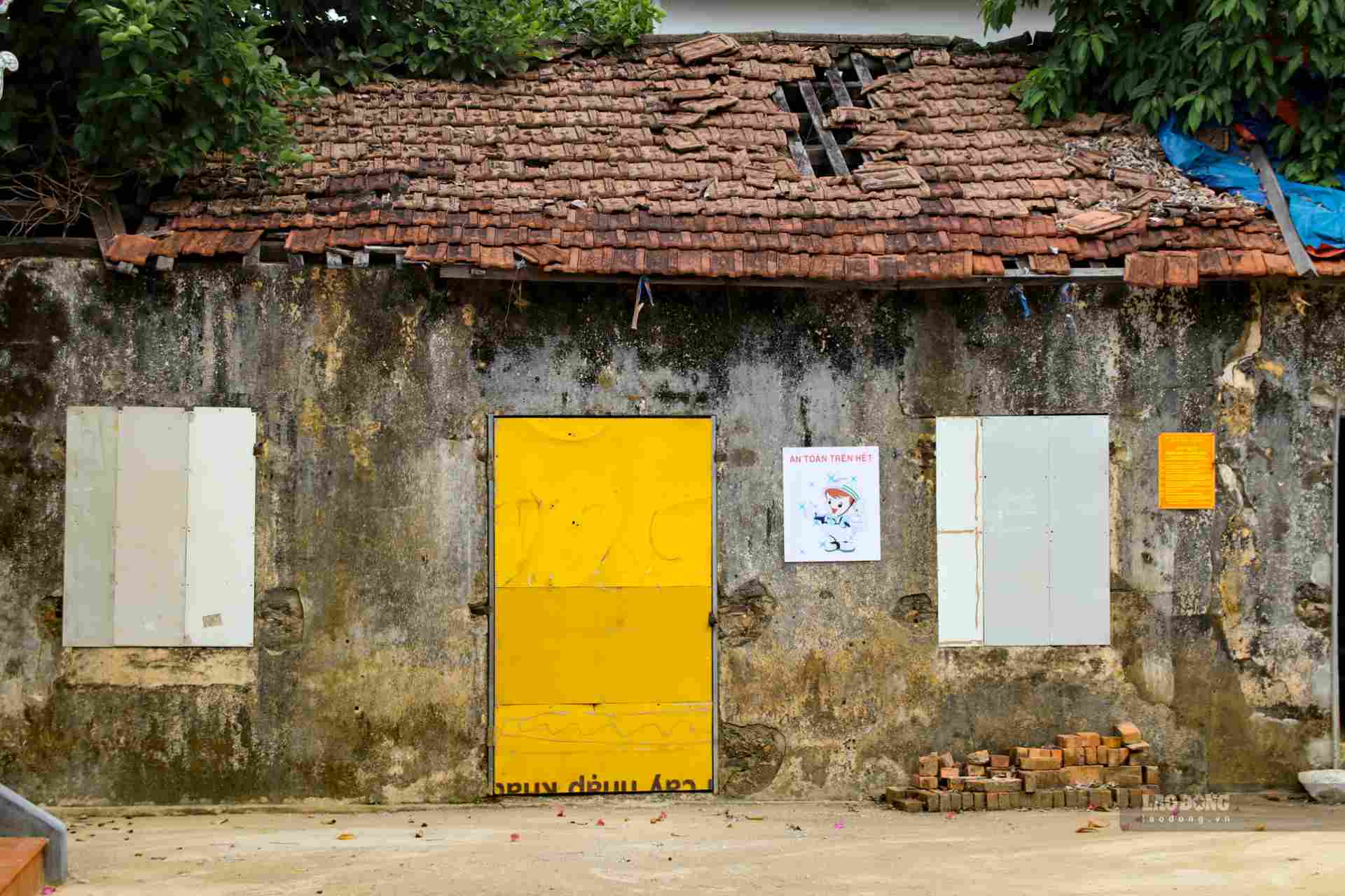 According to Lao Dong's records, the main house of the communal house has been basically completely restored. The two rows of houses on both sides are currently under construction and are still in the same state as before, degraded.  