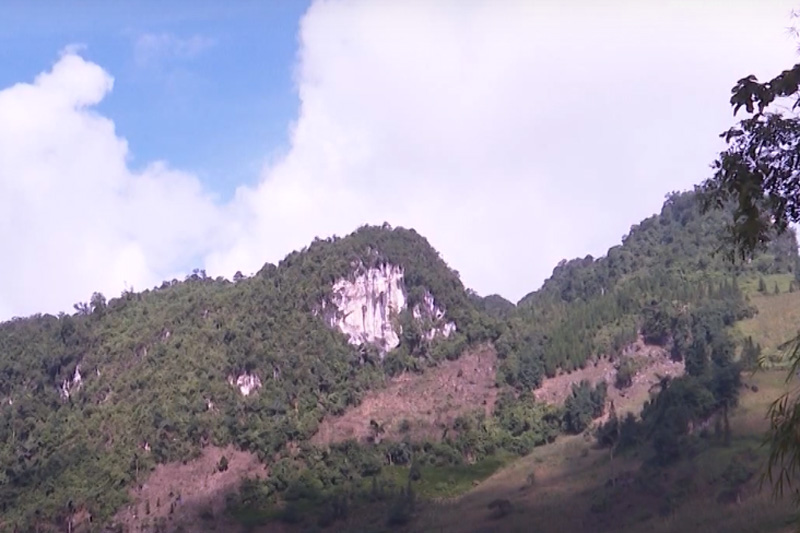 It is known that this phenomenon of rocks rolling from hills and mountains is completely natural, and happened more than ten years ago. Photo: Dinh Dai