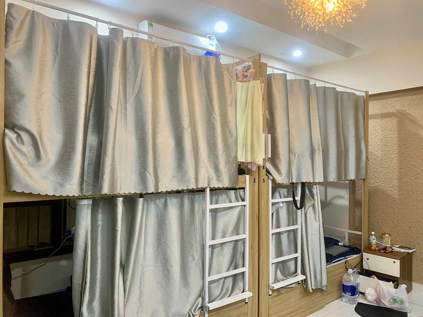 Loại phòng trọ ở ghép gồm nhiều giường tầng, ngăn cách nhau bởi những tấm rèm. Ảnh: Nhật Minh