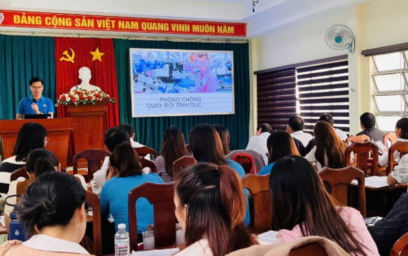 Hơn 200 cán bộ công đoàn được phổ biến chính sách về lao động nữ. Ảnh: H.THANH