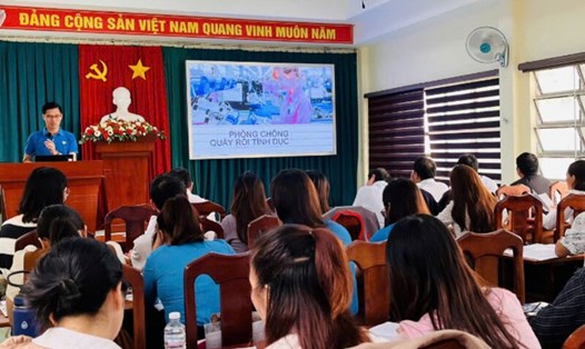 Hơn 200 cán bộ công đoàn được phổ biến chính sách về lao động nữ. Ảnh: H.THANH