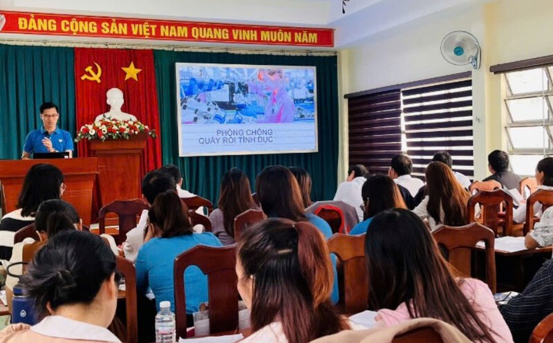 Hơn 200 cán bộ công đoàn được phổ biến chính sách về lao động nữ. Ảnh: H.THANH