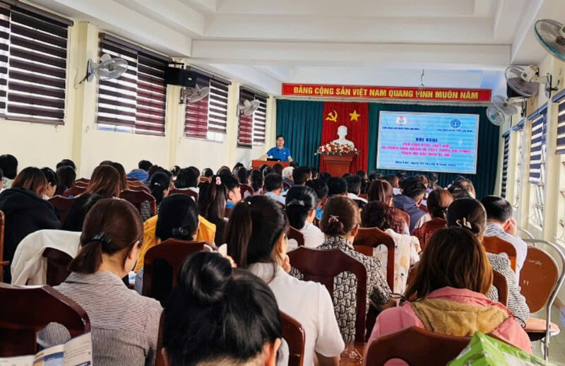 More than 200 union officials were informed about policies on female workers. Photo: H.THANH