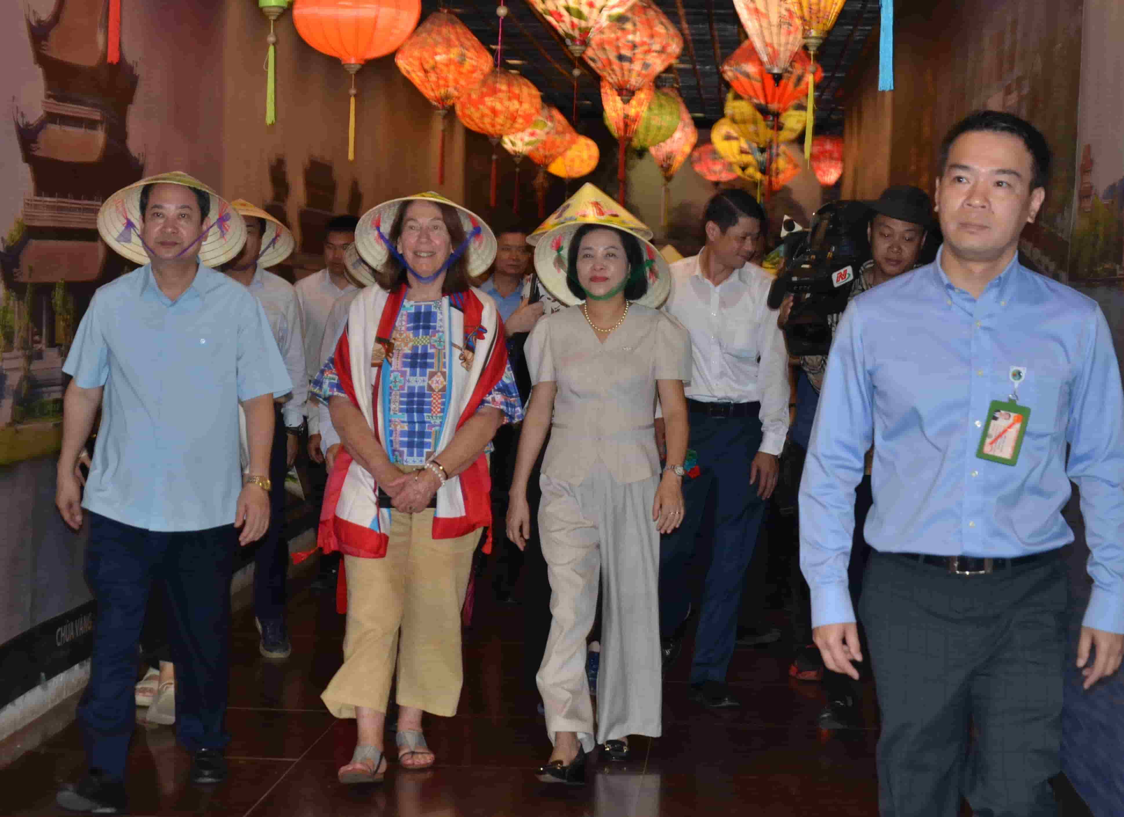 Bà Sue Lines và Đoàn đại biểu cấp cao Nghị viện Australia tham quan Quần thể danh thắng Tràng An. Ảnh: Nguyễn Trường