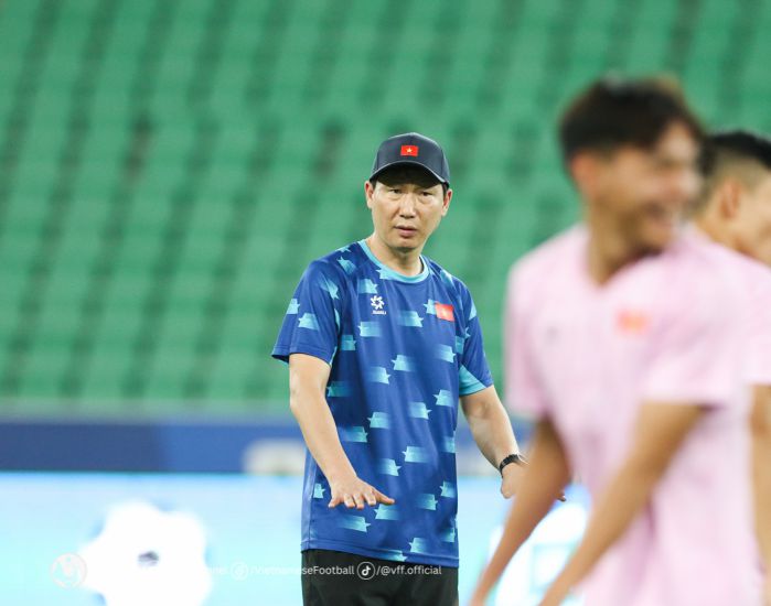 Huấn luyện viên Kim Sang-sik có thể chưa tạo ra đột biến về nhân sự ở Đội tuyển Việt Nam cho đến hết năm 2024. Ảnh: VFF