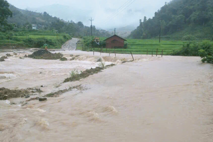 Khoảng 1.400 người dân thuộc 5 bản tại xã Ẳng Cang, huyện Mường Ảng, tỉnh Điện Biên bị cô lập tạm thời. Ảnh: Quang Đạt