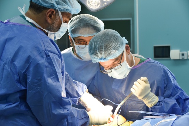 Bệnh nhân được phẫu thuật hoại tử chỏm xương đùi. Ảnh: NGUYỄN LY 