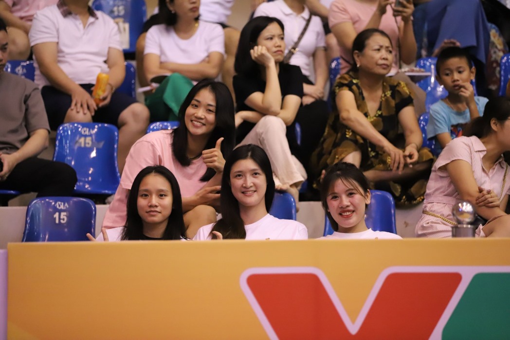 Assistant Luu Thi Hue (white shirt, middle) also came to watch this match to cheer for the Vietnamese women's volleyball team.